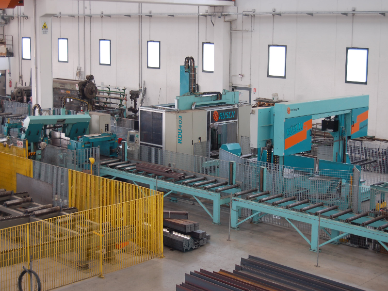 Linea automatica taglio e foratura Linea automatica taglio e foratura