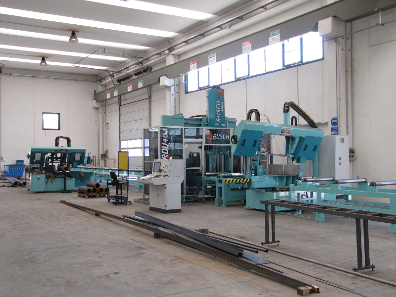 Linea automatica di taglio e foratura Linea automatica di taglio e foratura